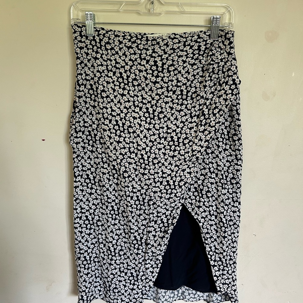 Abercrombie & Fitch Black and White Asymmetrical Pencil Skirt